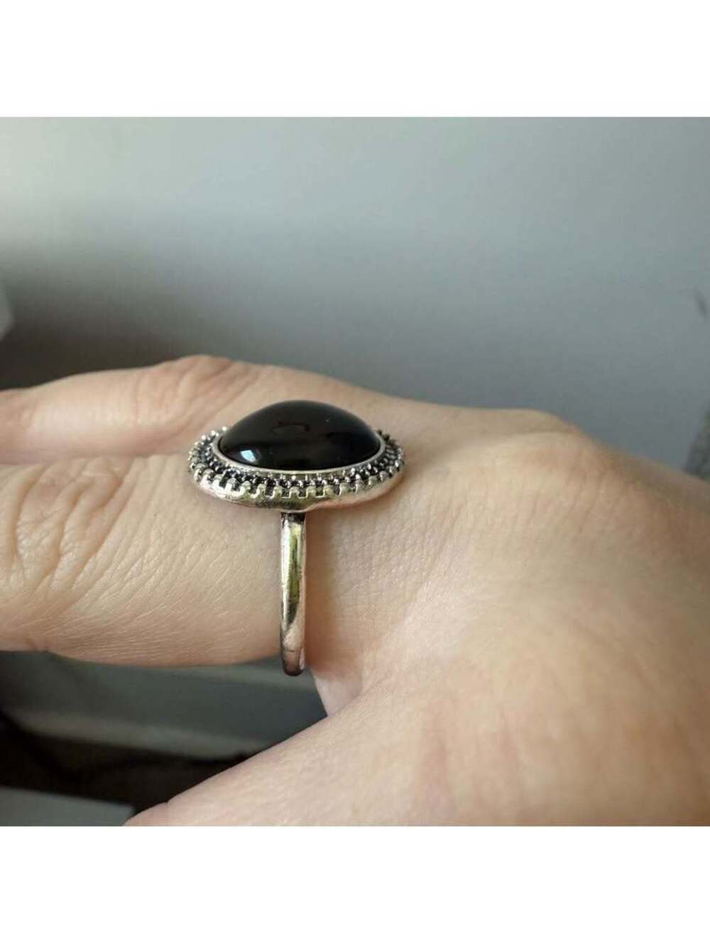 Elegant Black Stone Silver Ring size ~8 - Picture 2 of 5